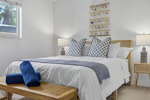 2 bedrooms, desk, free WiFi, bed sheets - Positano Villa I Waterfront & Grill I 10 min Beach (Fort Lauderdale)