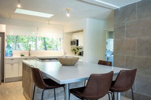 Wasserkocher mit Kaffee-/Teezubehör, Kühlschrank, Mikrowelle, Ofen