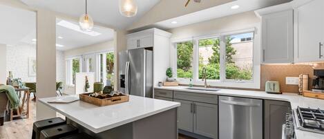 Refrigerador, microondas, horno y parrilla de estufa