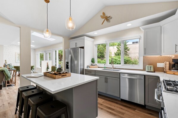 Fridge, microwave, oven, stovetop - Dragonfly | A Modern Two-Bedroom Downtown Saugatuck Retreat (Saugatuck)