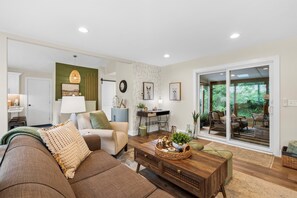 Smart TV, books, stereo - Dragonfly | A Modern Two-Bedroom Downtown Saugatuck Retreat (Saugatuck)