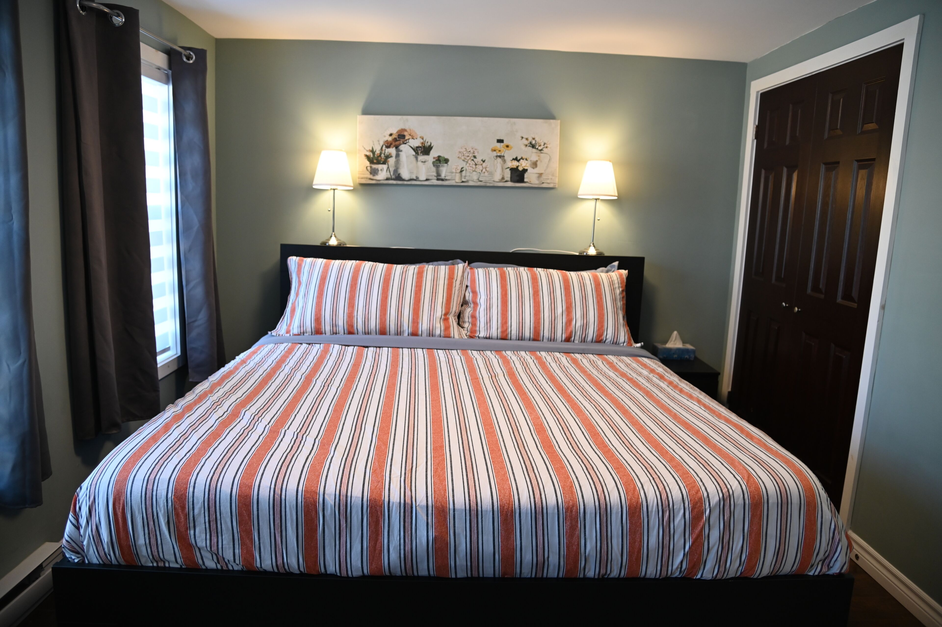 3 عدّة غرف نوم ومكواة/لوح كي وخدمة الإنترنت وملاءات أسرّة