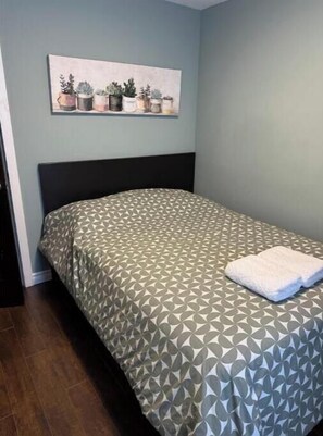 3 bedrooms, desk, iron/ironing board, free WiFi