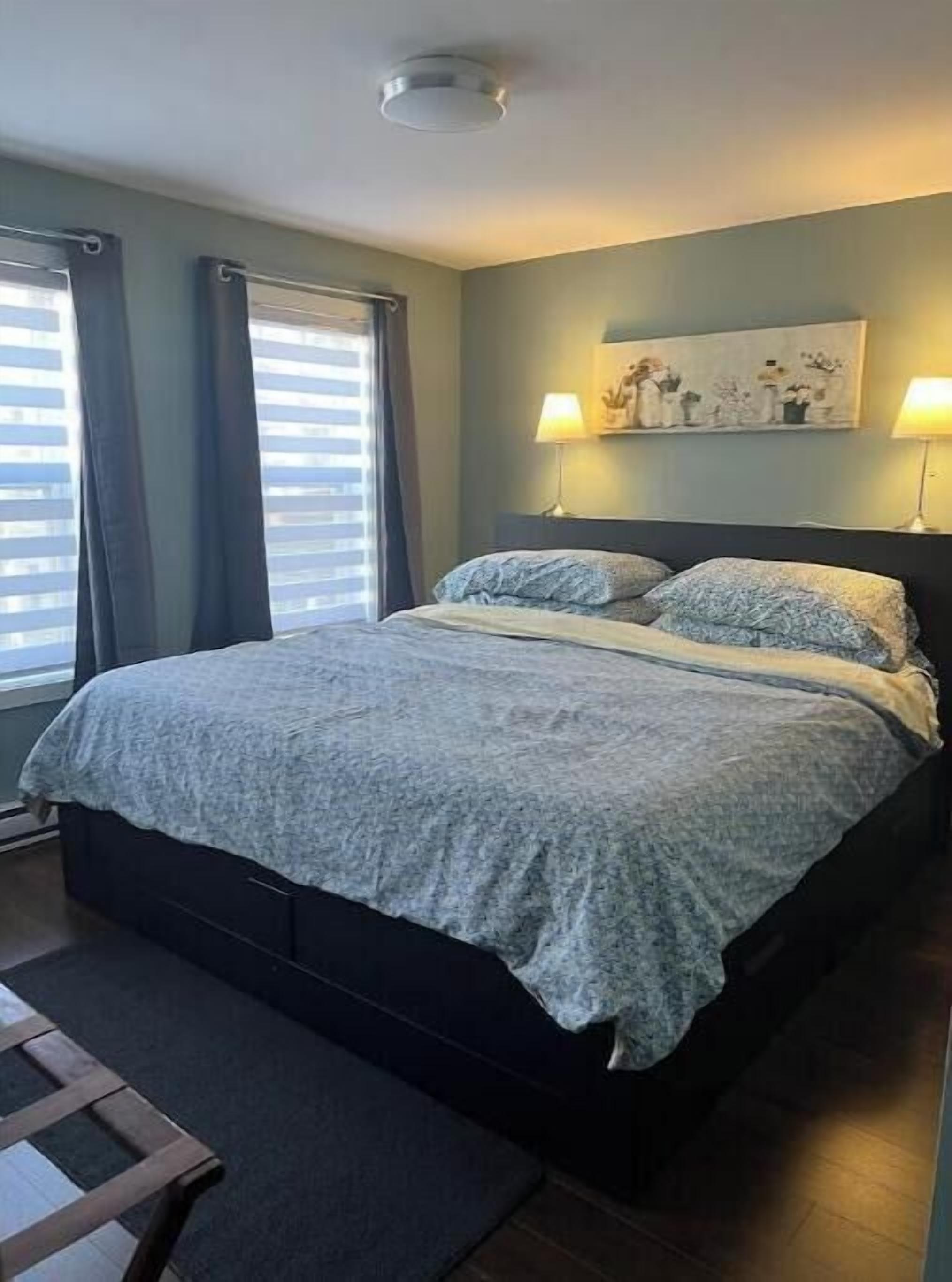 3 bedrooms, iron/ironing board, internet, bed sheets