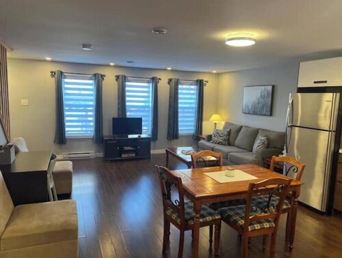 3 Bed 2.5 bath on Queen pet friendly