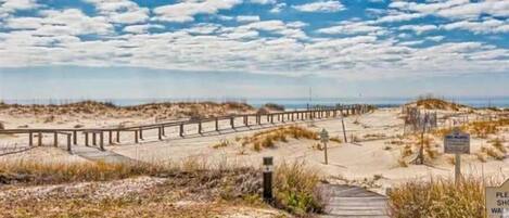 En la playa, camastros y toallas de playa