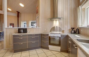 موقد طهي مسطح، غسالة أطباق، ماكينة لصنع القهوة/الشاي