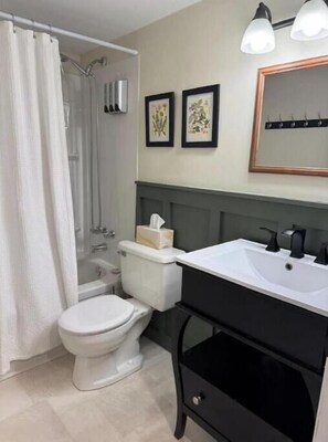 Haartrockner, Handtücher, Seife, Shampoo