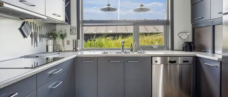 Kühlschrank, Geschirrspüler, Wasserkocher mit Kaffee-/Teezubehör