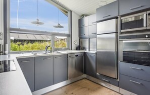 Refrigerador, lavavajillas y cafetera y tetera 