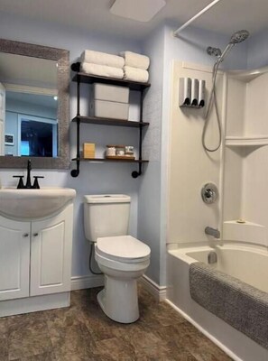 Sèche-cheveux, serviettes fournies, savon, shampoing