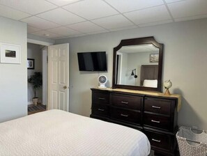 Een strijkplank/strijkijzer, gratis wifi, beddengoed