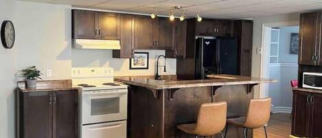 Køleskab, mikrobølgeovn, ovn, kogeplade