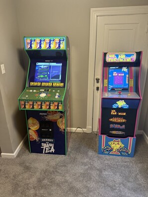Game room - Perfect for Families, newly remodeled (Glendale)