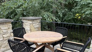 A round wooden table with four black wicker chairs. - Perfect for Families, newly remodeled (Glendale)