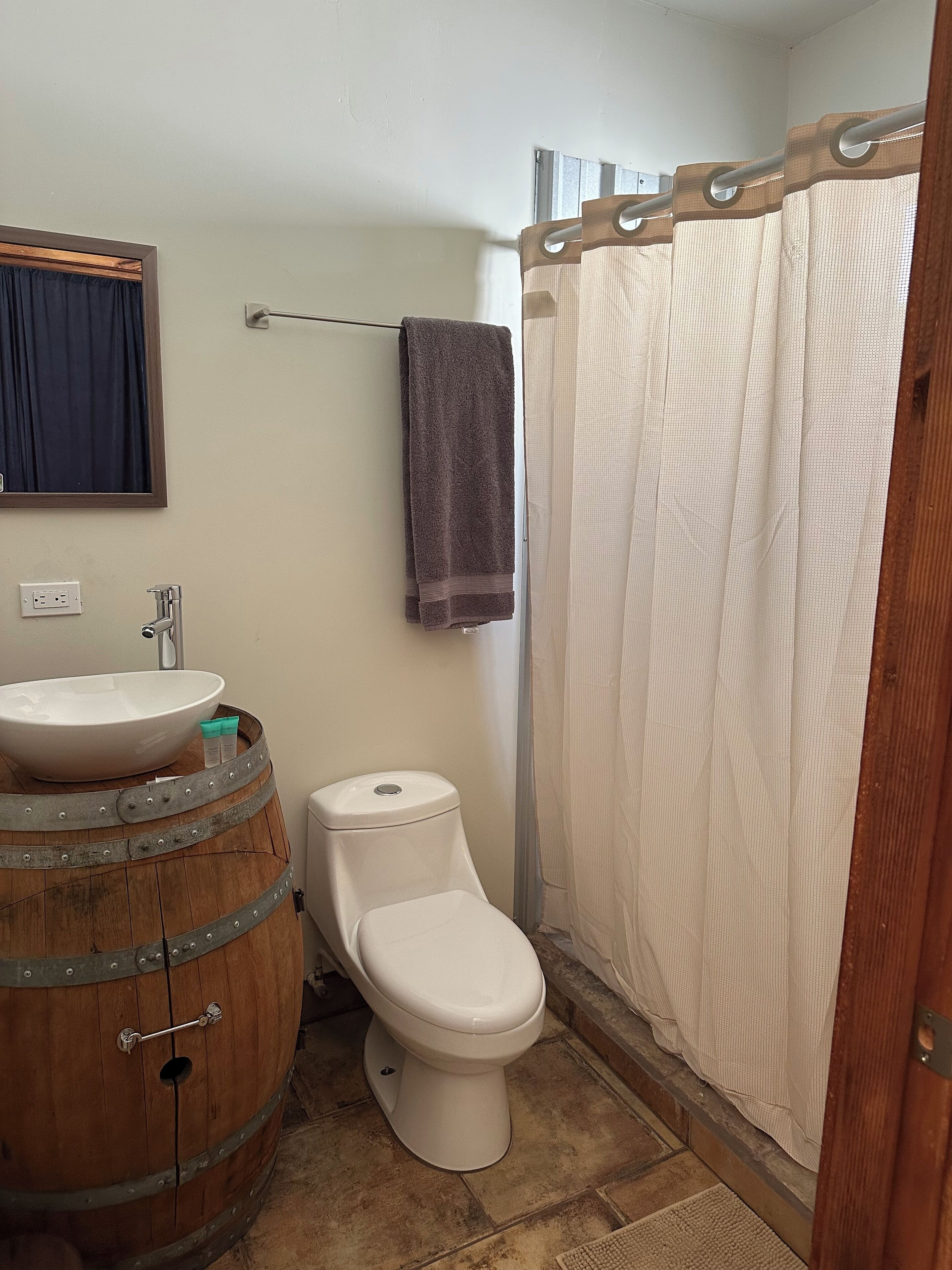 Amenidades de baño gratuitas, toallas, jabón, shampoo 