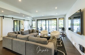 المنشأة من الداخل