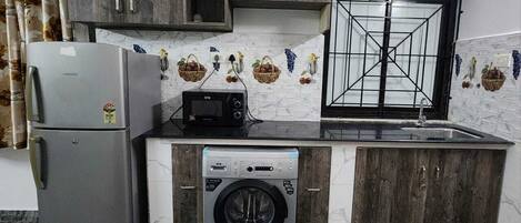 Frigorífico, microondas, horno y placa de cocina