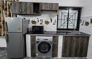 ثلاجة، ميكروويف، فرن، موقد طهي مسط�ح