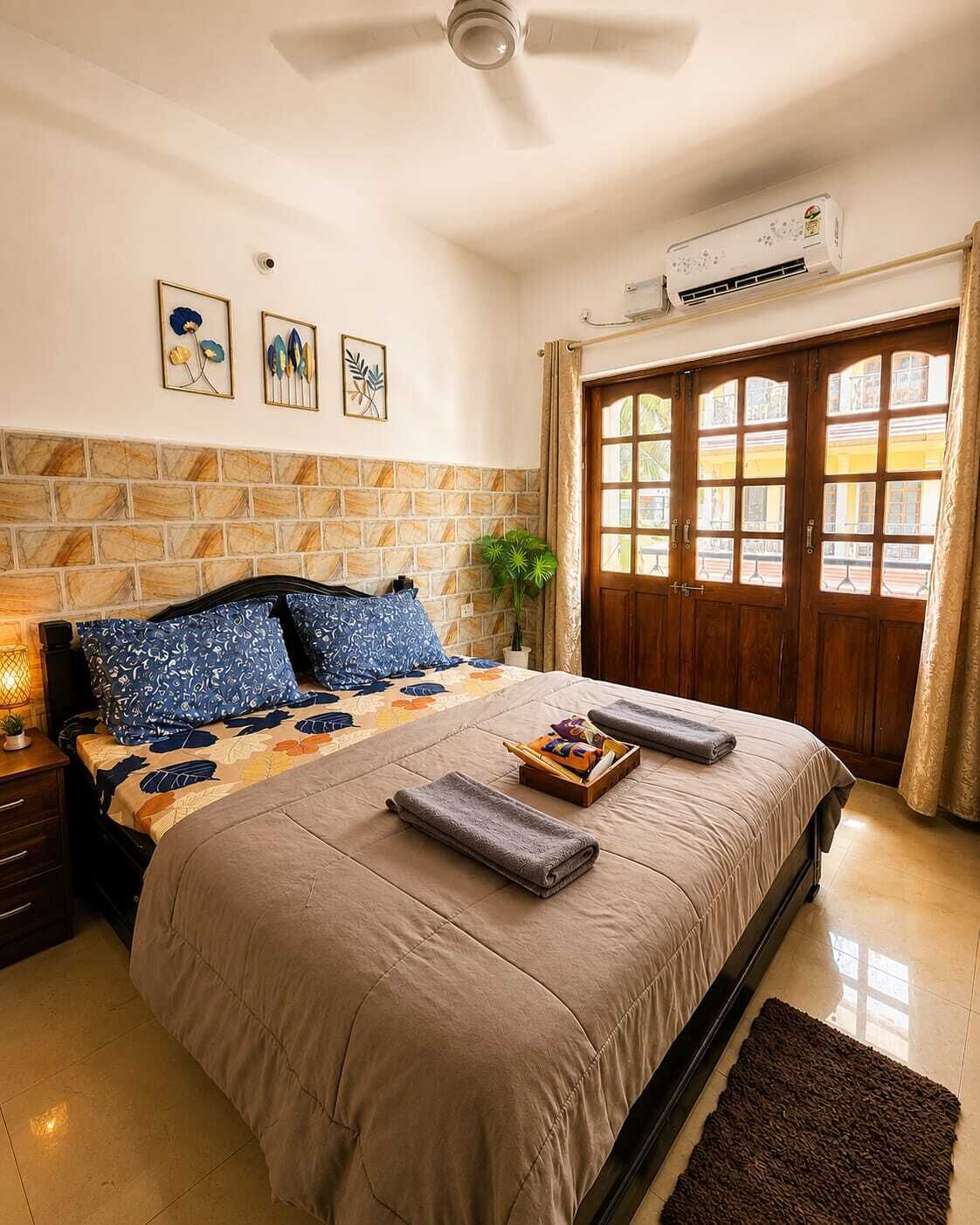 2 bedrooms, desk, WiFi (free), bed sheets