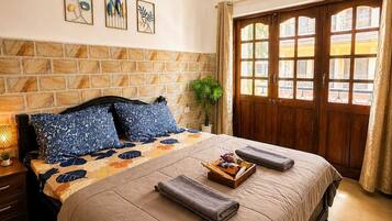 2 bedrooms, desk, WiFi (free), bed sheets