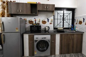 Frigorífico, microondas, horno y placa de cocina