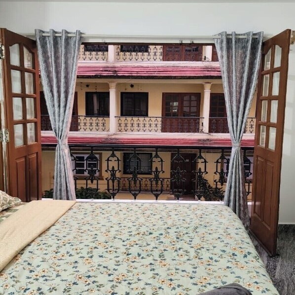 واي فاي مجانًا وملاءات أسرّة