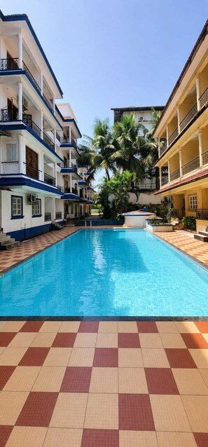 Una piscina al aire libre