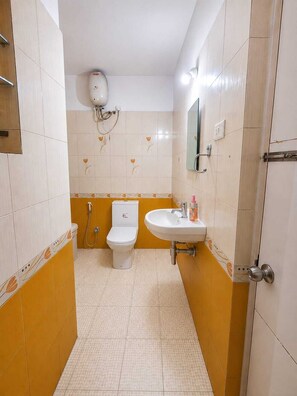 Ducha, secador de pelo, toallas y jabón