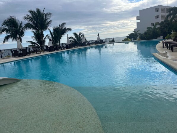 Outdoor pool - 3-bedroom apartment in amazing Ocean Club Playas, Private Parking&Security. (Gral Villamil)