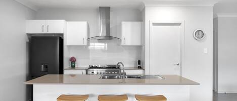 Réfrigérateur, four à micro-ondes, un four, surface de cuisson