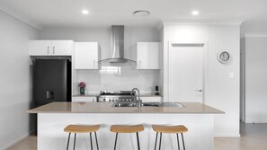 Refrigerador, microondas, horno, placa de cocina