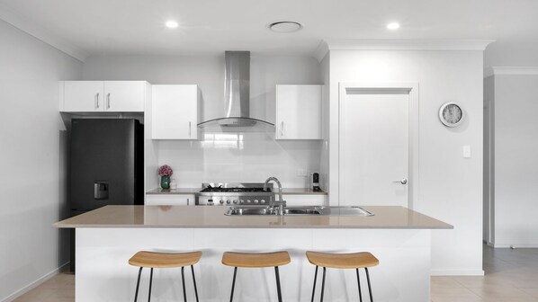 ثلاجة، ميكروويف، فرن، موقد طهي مسطح