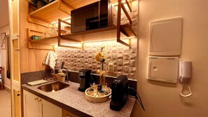 Departamento romántico | Cocina privada | Microondas, parrilla de estufa y utensilios de cocina 