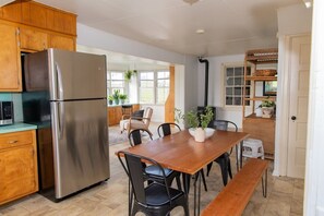 Réfrigérateur, four, plaque de cuisson, cafetière/bouilloire