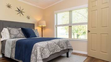 3 bedrooms, internet, bed sheets