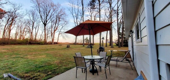 Outdoor dining - Amish Countryside Escape at Forest Edge Farm (Nottingham)