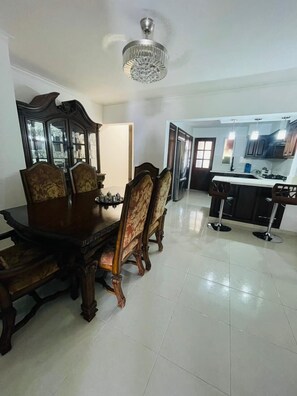 Appartement, balcon | Restauration dans la chambre