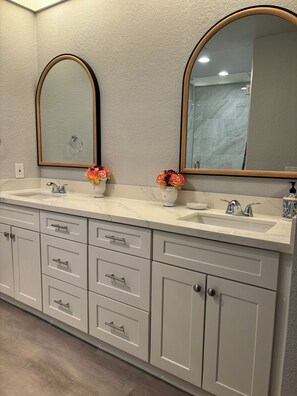 A bathroom with two sinks, a large mirror, and a cabinet with drawers. - Gorgeous 2-bedroom house with AC in La Quinta (La Quinta)