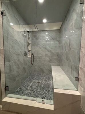 Een douche, een haardroger, handdoeken, zeep