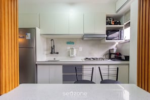 Appartement | Cuisine privée | Batterie de cuisine, vaisselle et ustensiles