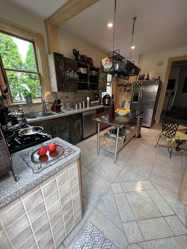 Réfrigérateur, four à micro-ondes, un four, surface de cuisson