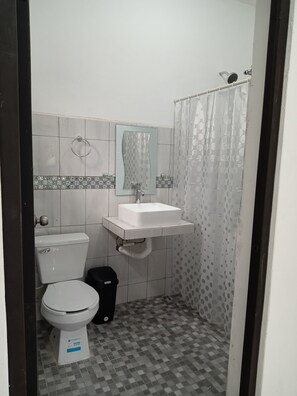 تجهيزات دش، مناشف، ورق حمّام