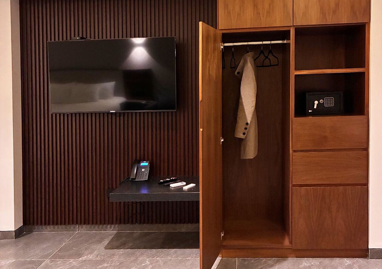 Caja de seguridad en la habitación y escritorio 