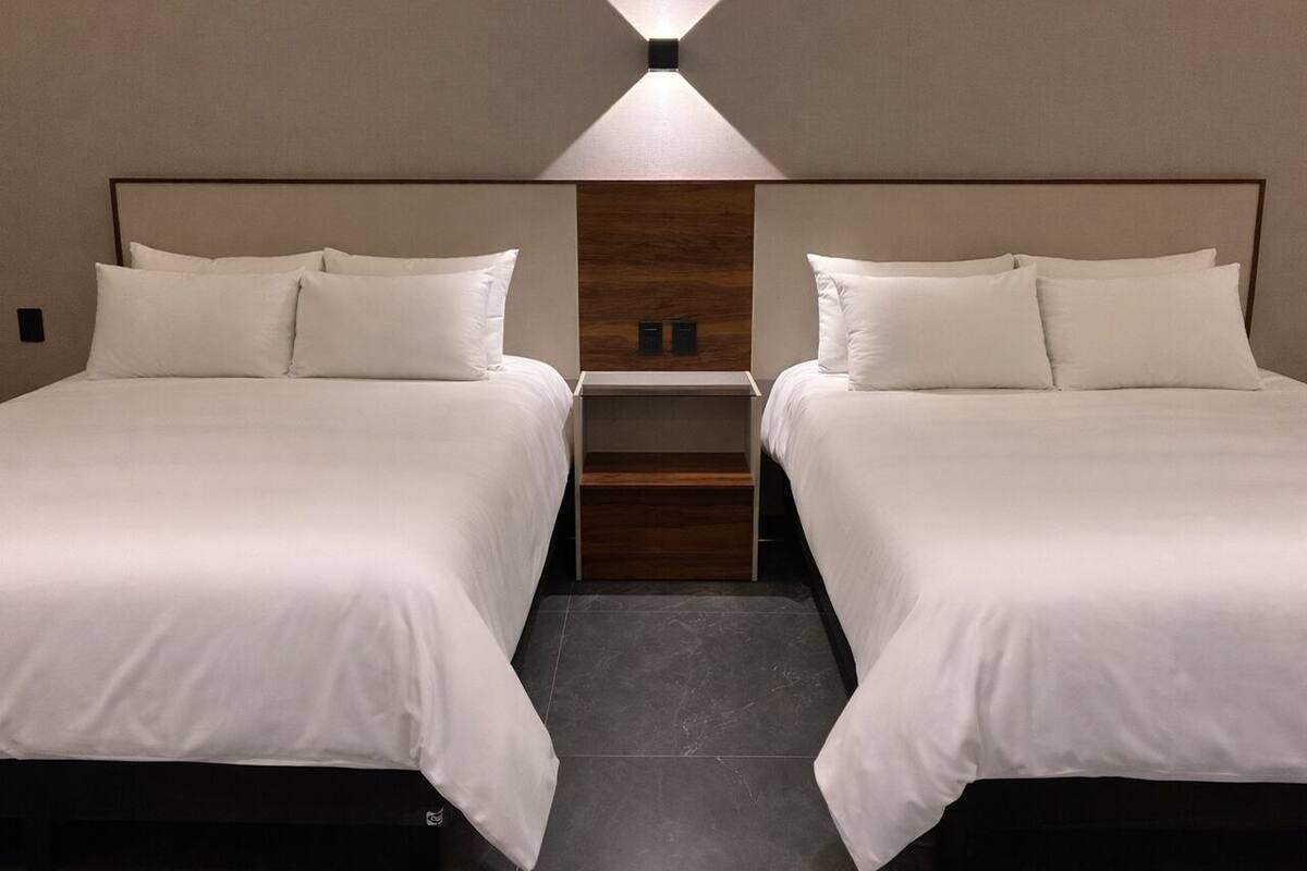 客房内保险箱、办公桌、笔记本电脑工作区、免费 WiFi