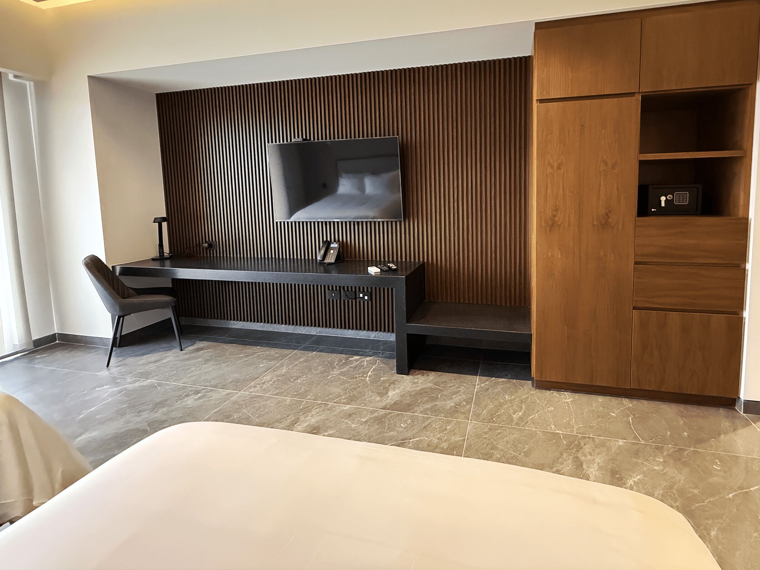 Caja de seguridad en la habitación y escritorio 