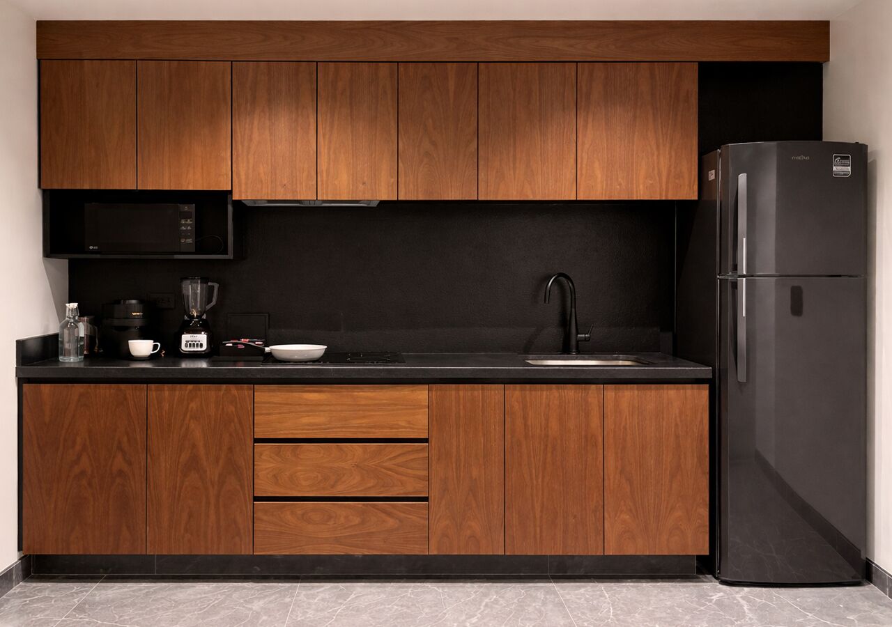 Habitación doble Deluxe, vista al patio | Cocina privada | Refrigerador, microondas, parrilla de estufa y utensilios de cocina 