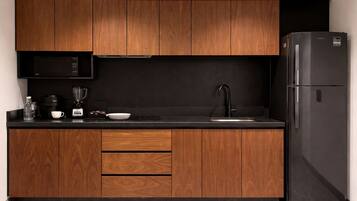 Habitación doble Deluxe, vista al patio | Cocina privada | Refrigerador, microondas, parrilla de estufa y utensilios de cocina