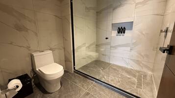 Chambre Double Deluxe, vue cour intérieure | Salle de bain