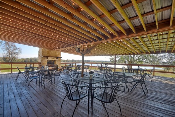 تناول الطعام بالخارج